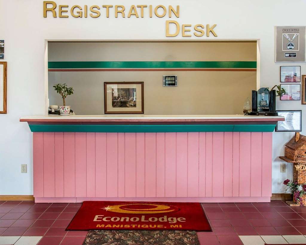 Econo Lakeshore Lodge